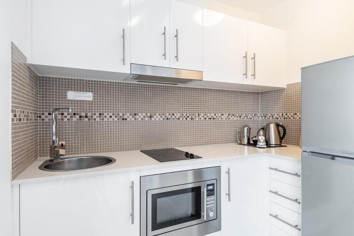 Byron Central Apartments Teluk Byron Bagian luar foto