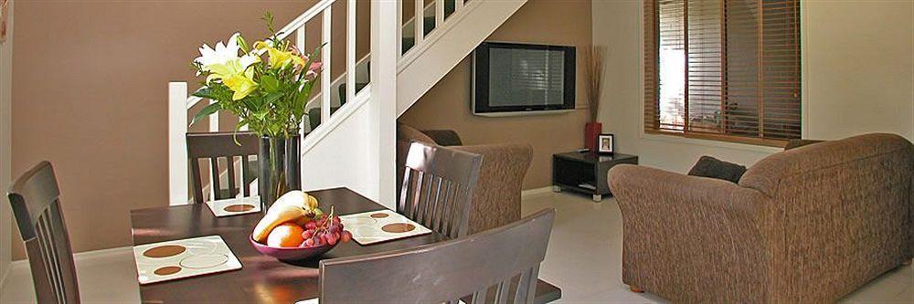 Byron Central Apartments Teluk Byron Bagian luar foto